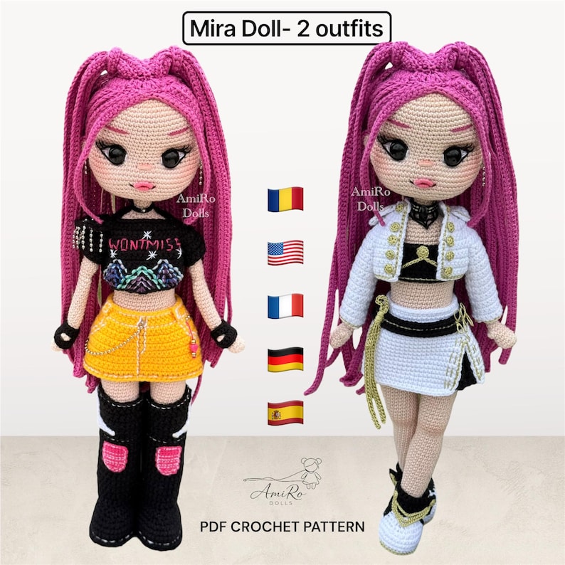 Puede incluir: Una mu&ntilde;eca de ganchillo con largo cabello magenta, presentada con dos conjuntos. El primero incluye un top corto negro con el texto WONT MISS, una falda amarilla y botas negras. El segundo conjunto cuenta con una chaqueta blanca, top negro y falda blanca.
