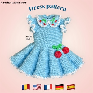 Può includere: Un modello di vestito all'uncinetto azzurro con colletto bianco e dettagli a ciliegia. L'abito ha una gonna svasata e maniche a balze. Il testo "Dress pattern" è in alto e "Crochet pattern PDF" in alto a sinistra.
