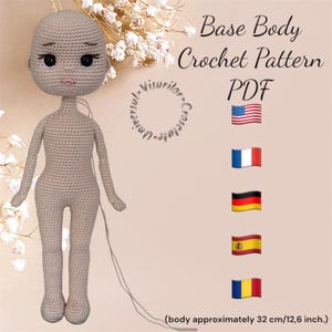 Könnte beinhalten: Ein gehäkelter Puppenkörper in einem neutralen Beige, mit detailliertem Gesicht und Gliedmaßen. Die Puppe ist etwa 32 cm groß. Der Text auf dem Bild lautet "Base Body Crochet Pattern PDF".