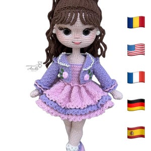 Puede incluir: Una muñeca de ganchillo hecha a mano llamada SIA con cabello castaño, que viste una chaqueta morada con bordados florales, un vestido lila de varias capas y zapatos a juego. La muñeca tiene un lazo en el pelo, calcetines blancos y el texto SIA y PDF CROCHET PATTERN.