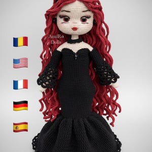 Op de afbeelding: Gehaakte pop genaamd "Elowen" met rood haar en een zwarte jurk. De pop heeft een zwarte kroon met een rode edelsteen. De tekst "Crochet Pattern PDF Digital Download" is zichtbaar. De pop is gemaakt door AmiRo Dolls.