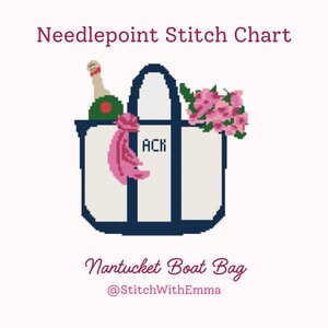 Puede incluir: Gr&aacute;fico de punto de cruz con un dise&ntilde;o de bolso de barco de Nantucket. El bolso es blanco con detalles en azul marino y las iniciales "ACK". Contiene una botella de champ&aacute;n, flores rosas y una bufanda rosa. Tambi&eacute;n se incluye el texto "@StitchWithEmma".