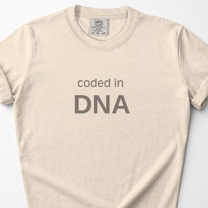 Camiseta "Codificado en ADN" / Camiseta de ciencia, humor geek, genética y biología