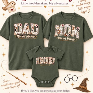 Op de afbeelding: Twee olijfgroene T-shirts en een olijfgroene babyromper. De shirts hebben de tekst DAD en MOM met magische iconen in de letters en de tekst Mischief Manager eronder. De romper heeft de tekst MISCHIEF in dezelfde stijl.