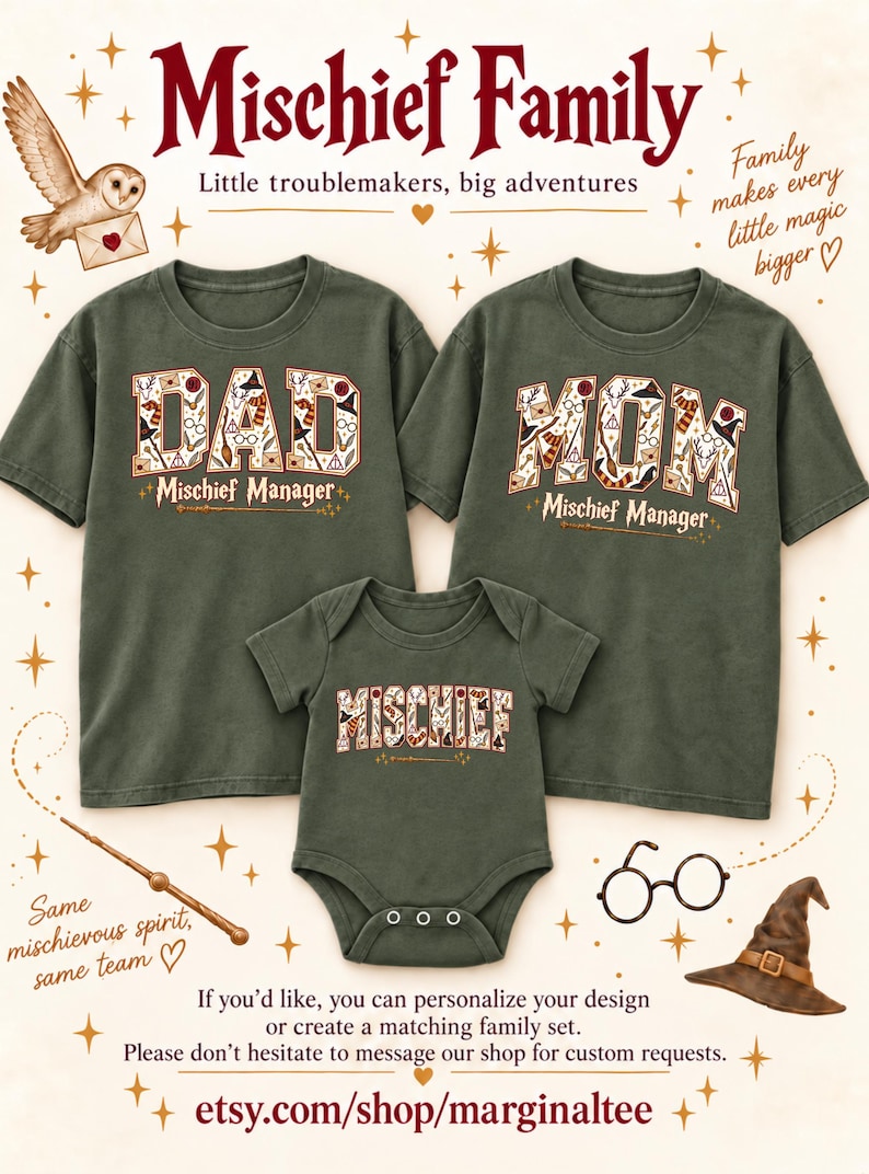 Op de afbeelding: Twee olijfgroene T-shirts en een olijfgroene babyromper. De shirts hebben de tekst DAD en MOM met magische iconen in de letters en de tekst Mischief Manager eronder. De romper heeft de tekst MISCHIEF in dezelfde stijl.