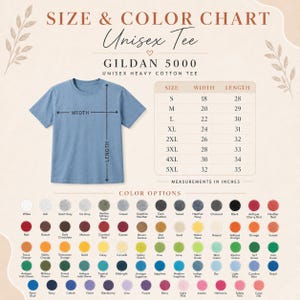 Op de afbeelding: Een maat- en kleurentabel voor het Gildan 5000 unisex t-shirt van zwaar katoen. De afbeelding toont een blauw t-shirt met breedte- en lengtepijlen, een maattabel met afmetingen in inches van S tot 5XL en een raster van gekleurde cirkels.