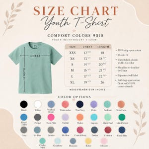 Op de afbeelding: Een maattabel voor een Comfort Colors 9018 jeugd-T-shirt in zeeschuimgroen. De tabel toont borst- en lengtematen in inches voor de maten XXS tot XL. Het bevat een lijst met 32 kleuropties met namen en een lijst met productkenmerken.
