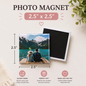 Puede incluir: Un imán fotográfico cuadrado de 6,35 cm x 6,35 cm con acabado brillante. El imán muestra una foto panorámica de una pareja junto a un lago. El texto "PHOTO MAGNET" está en la parte superior.