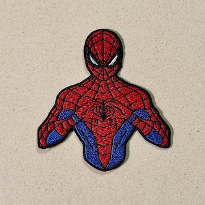 Peut inclure: Écusson brodé représentant Spider-Man. Le patch présente le costume rouge et bleu de Spider-Man avec un motif de toile d'araignée noire. Le design comprend le masque et l'emblème de la poitrine du personnage, pour les fans du super-héros.