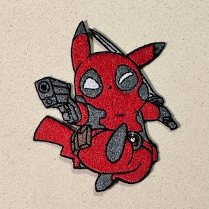 Peut inclure: Écusson brodé représentant un personnage rouge avec des détails noirs, fusion de Pikachu et Deadpool. Le personnage tient une arme et une épée, avec une ceinture utilitaire. L'écusson est sur un fond beige.