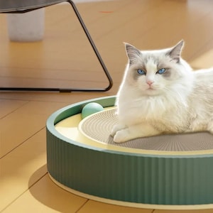 Interaktiver Katzenkratzbaum mit Kugelbahn