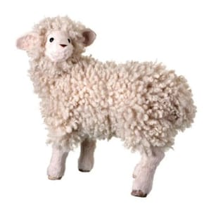 以下が含まれることがあります： クリーム色の羊の置物。 羊毛のようなカールした質感で、小さな耳と茶色の鼻を持つ詳細な顔があります。 4本の足で立っており、魅力的で手作りの美学を示しています。