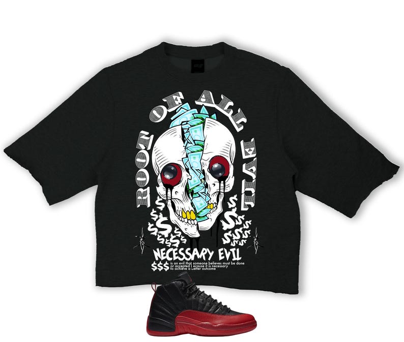 Puede incluir: Camiseta negra con un dise&ntilde;o de calavera. La calavera tiene ojos rojos, una cabeza agrietada llena de dinero y las palabras "OF ALL EVIL NECESSARY". Un par de zapatillas negras y rojas en la parte inferior.