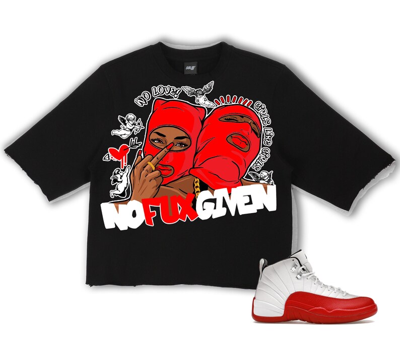 Puede incluir: Camiseta negra con dise&ntilde;o gr&aacute;fico que presenta dos figuras con pasamonta&ntilde;as rojos, el texto "NO FUX GIVEN" y un par de zapatillas blancas y rojas. La camiseta tiene un dobladillo sin rematar.