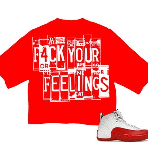 Puede incluir: Una camiseta roja con las palabras "F4CK YOUR FEELINGS" en letras blancas. La camiseta se combina con una zapatilla deportiva blanca y roja.