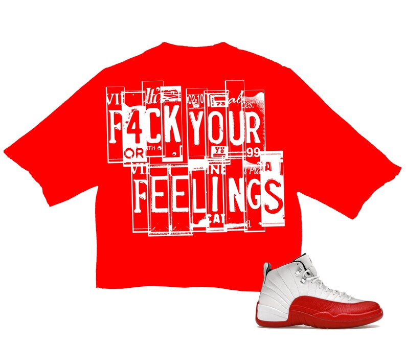 Puede incluir: Una camiseta roja con las palabras "F4CK YOUR FEELINGS" en letras blancas. La camiseta se combina con una zapatilla deportiva blanca y roja.