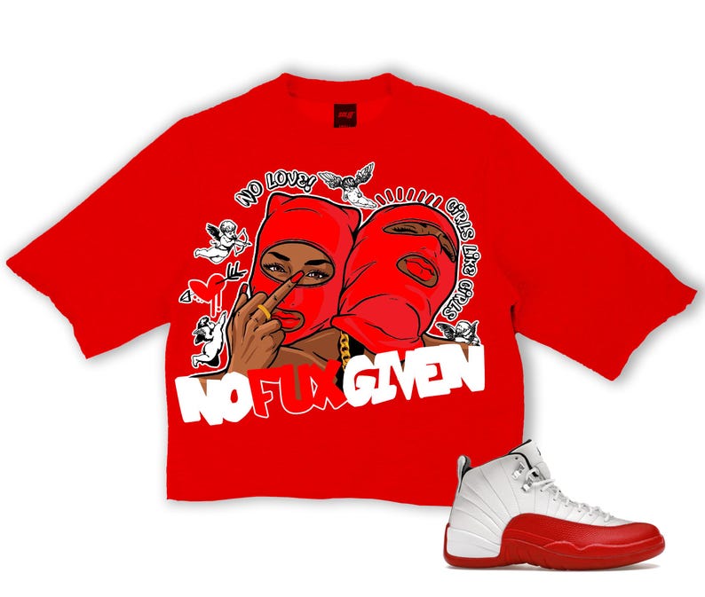 Puede incluir: Una camiseta roja con un gr&aacute;fico de dos figuras con pasamonta&ntilde;as rojos, con el texto "NO FUX GIVEN". Una zapatilla blanca y roja est&aacute; en la esquina inferior derecha. La camiseta tiene un corte amplio y cuadrado.