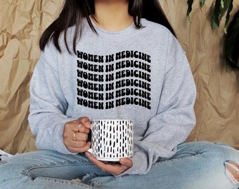 Frauen in Medizin Rundhals-Sweatshirt | Geschenk für PA, Arzt, Krankenschwester, Atemwegshilfe, Gesundheitspflegerin