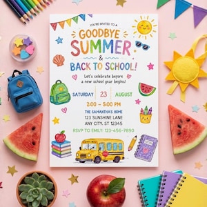 以下が含まれることがあります： 「Goodbye Summer & Back to School!」という文字が書かれた長方形の招待状。黄色いスクールバス、リンゴが乗った本の山、緑のバックパック、スイカの切り身、太陽のカラフルなイラストが描かれています。