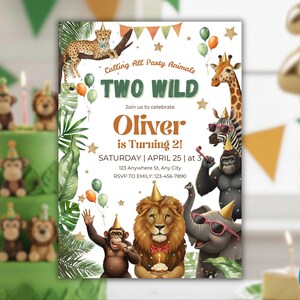 以下が含まれることがあります： ジャングルをテーマにした誕生日招待状。「TWO WILD」と「Oliver is Turning 2!」の文字と、チーター、キリン、シマウマ、ゴリラ、ライオン、ゾウ、猿のイラストが描かれています。緑、オレンジ、ゴールドの色が使用されています。