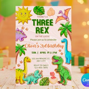 以下が含まれることがあります： 「THERE'S A THREE REX ON THE LOOSE」のテキストが入った、カラフルな恐竜をテーマにした誕生日招待状。招待状には、さまざまな恐竜、ヤシの木、太陽のイラストが含まれています。招待状はオリバーの3歳の誕生日用です。