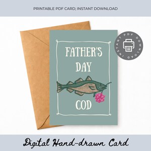 Può includere: Un biglietto per la festa del papà con sfondo verde acqua, con un merluzzo disegnato a mano che tiene in mano un fiore rosa. Le parole "FATHER'S DAY COD" sono scritte in bianco. Una busta marrone è visibile dietro il biglietto. Il testo "Digital Hand-drawn Card" è in basso.