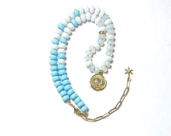 Kralenketting: lichtblauw, wit en bergbedel 'Powder Day'