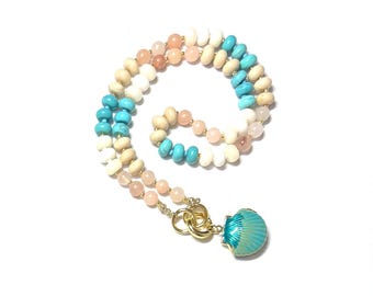 Turquoise zeeschelp bedelketting, klein schat medaillon "Seashell Seashore"