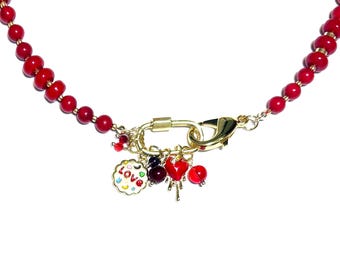 Rode kralenketting met liefdesbedels "Lucky in Love"