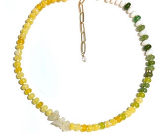 Geelgroen witte rondelle kralenketting met kristallen, sierlijke kleurrijke handgemaakte sieraden "Marg on the Rocks"