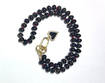 Zwarte kralenketting met rasta-accenten en hartbedel "Reggae Nights"