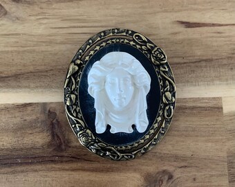 Disney Haunted Mansion Madame Leota Cameo Brooch NWOT all item prices include US tariffs