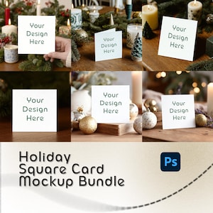 Puede incluir: Un paquete de maquetas con tarjetas cuadradas con el texto "Your Design Here" en varios entornos festivos. Las tarjetas están rodeadas de velas, adornos y vegetación. También es visible el texto "Holiday Square Card Mockup Bundle".