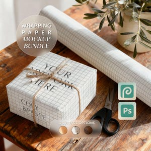 Puede incluir: Un paquete de maquetas que presenta una caja de regalo envuelta, un rollo de papel de regalo cuadriculado y unas tijeras. La caja de regalo está atada con hilo y tiene el texto "YOUR ARTWORK HERE" y "COPY & PASTE". La imagen también incluye un gráfico con el texto "WRAPPING PAPER MOCKUP BUNDLE".