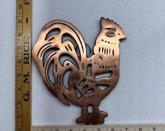 Salvamanteles vintage de hierro fundido con diseño de gallo de ODI, 1995, para cocina estilo rústico.