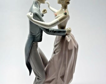 Lladro "Anniversary Waltz" #1372 EXCELLENT Condition Figurine - Signed Retired