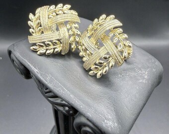 Lisner Gold Tone Basket Weave Clip On Earrings Vintage Signed Leaf Statement