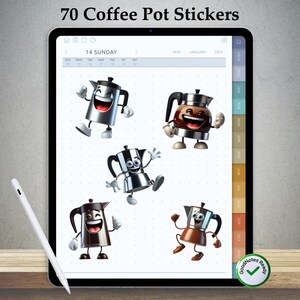 Può includere: Un pianificatore digitale su un tablet mostra 70 adesivi per caffettiere. Gli adesivi presentano caffettiere animate con facce sorridenti e varie pose. Il tablet è su una superficie di legno con una penna bianca.