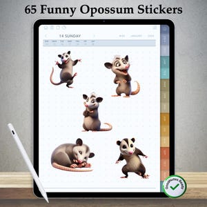Peut inclure: Une tablette numérique affiche une collection d'autocollants d'opossums dans diverses poses. Les autocollants sont de style dessin animé, représentant des opossums gris et blancs. Le texte "65 Funny Opossum Stickers" est en haut. Un stylet est posé sur le côté.