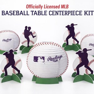 Pode incluir: Kit de centro de mesa de beisebol com lanternas brancas em forma de bola de beisebol com costuras vermelhas e o logotipo Rawlings. Inclui silhuetas de jogadores de beisebol e o texto "Officially Licensed MLB BASEBALL TABLE CENTERPIECE KIT".