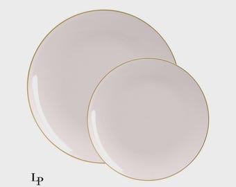 Pratos redondos de plástico elegantes com estampa de linho e detalhes dourados.