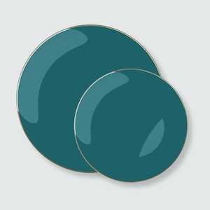 Könnte beinhalten: Zwei teal-farbene Keramikteller mit glänzendem Finish und goldfarbenem Rand. Die Teller sind vor einem weißen Hintergrund platziert. Der größere Teller überlappt teilweise den kleineren.