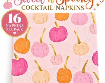 Op de afbeelding: Een stapel lichtroze cocktailservetten met een herhalend patroon van pompoenen in oranje, lichtroze en donkerroze tinten met gouden steeltjes. Een cirkelvormig label links vermeldt 16 NAPKINS PER PACK. De tekst erboven luidt Sweet 'n Spooky COCKTAIL NAPKINS.