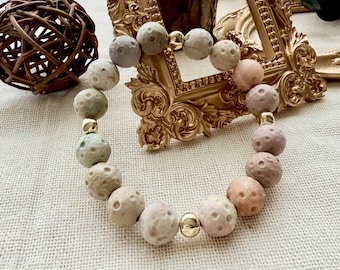 Armband i matt gobiagat: Pastellfärgad natursten, mjuka neutrala pärlor, minimalistiska handgjorda smycken