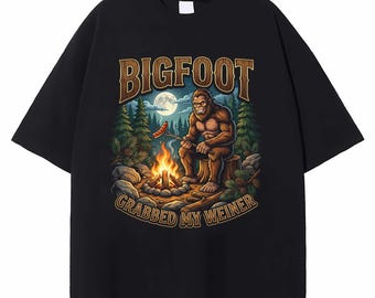 Retro Bigfoot Lagerfeuer Shirt, Sasquatch Weiner Roast Tee, lustiges Camping National Forest Bekleidung 2026
