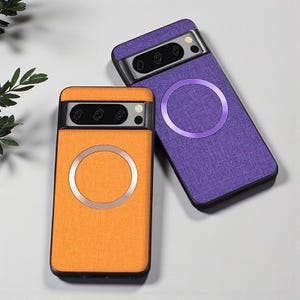 Può includere: Due custodie per telefono, una arancione e una viola, con un design in tessuto strutturato. Ogni custodia ha un accento circolare e un modulo fotocamera. Le custodie hanno bordi neri.