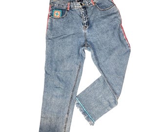 Jeans estilo vintage con parches de crochet, ribete de terciopelo rosa y dobladillo con flecos, color azul, talla 12.