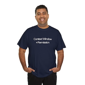 Könnte beinhalten: Marineblaues T-Shirt mit dem weißen Text "Context Window ≠ Permission". Das T-Shirt hat einen Rundhalsausschnitt und kurze Ärmel. Die Person auf dem Bild trägt das T-Shirt.
