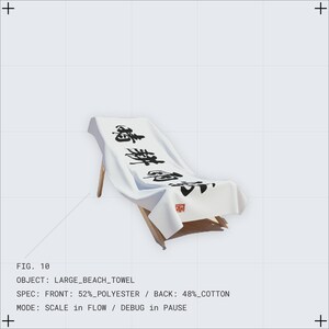 Könnte beinhalten: Ein weißes Strandtuch mit schwarzem Kalligraphietext, der über einem hölzernen Strandstuhl drapiert ist. Das Handtuch hat einen roten Stempel in der Ecke. Das Handtuch besteht aus 52 % Polyester und 48 % Baumwolle.