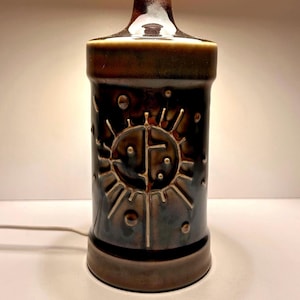 Lámpara de mesa Rörstrand Fibula, Carl-Harry Stålhane, lámpara brutalista de cerámica sueca, iluminación de mediados de siglo